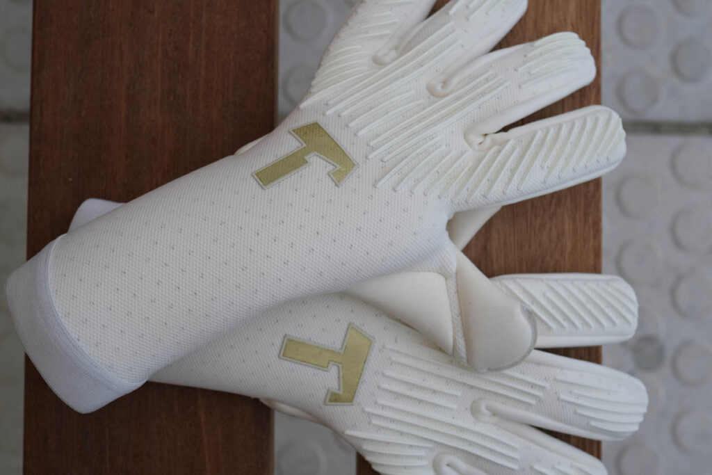 T1tan Rebel 2.0 White-Out - DistrictVoetbal