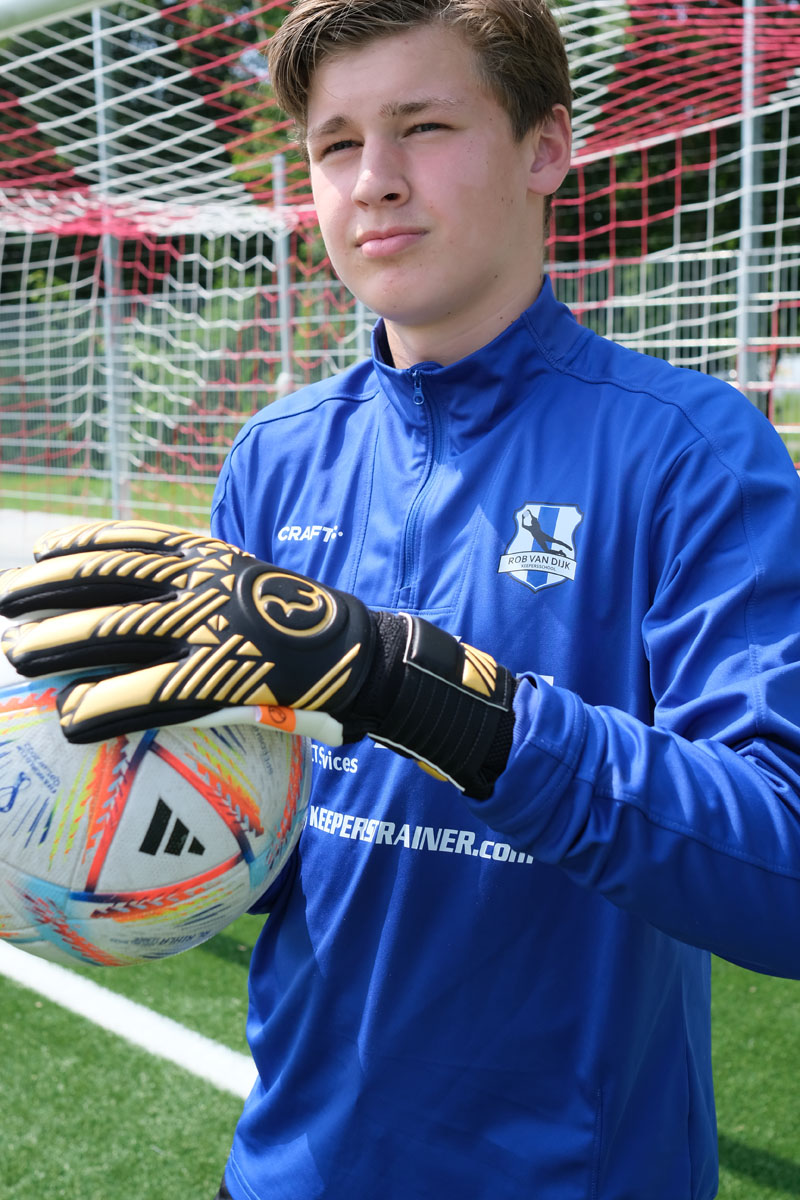 Rwlk 385 gold kyan van gemert pose